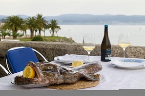 Breakfast, lunch, dinner served; Spanish cuisine, beach views - Hotel O Son Do Mar (Sanxenxo)