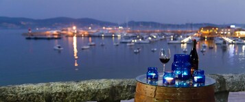 Se sirven desayunos y almuerzos; cocina española; con vista a la playa