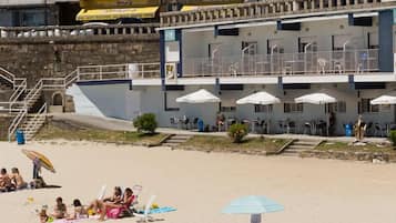 Accommodatie ligt op het strand, wit zand