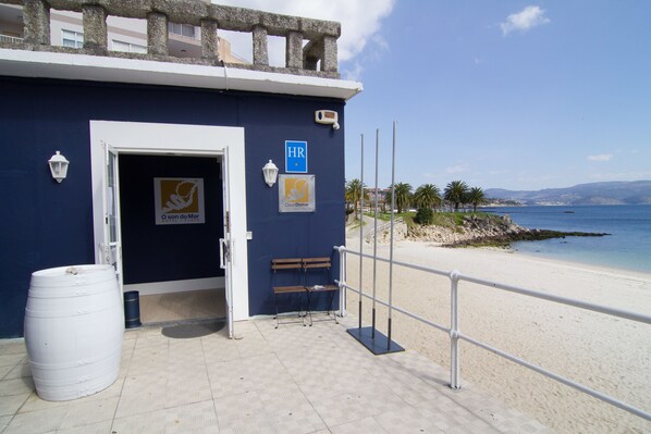 Un edificio con fachada azul, una puerta blanca y un letrero que dice "HR".