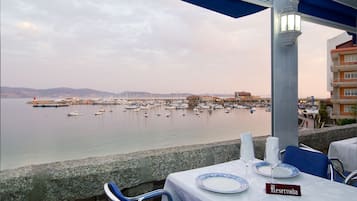 Se sirven desayunos, comidas y cocina española con vista a la playa