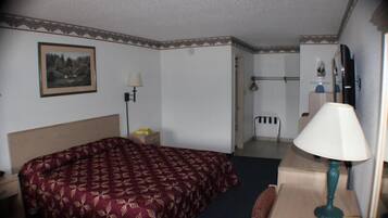 Deluxe Room, 1 King Bed | Desk, iron/ironing board, free WiFi