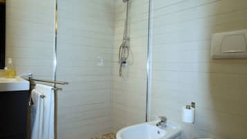 Camera doppia | Bagno | Doccia, set di cortesia gratuito, asciugacapelli, asciugamani