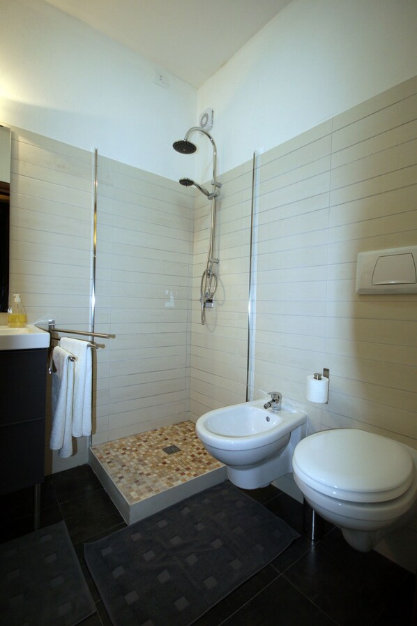 Double Room | Bathroom | Shower, free toiletries, hair dryer, towels - Il Palazz8 (Iglesias)