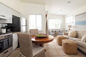Suite, 1 habitación | Cocina privada | Refrigerador con congelador, microondas y parrilla de estufa
