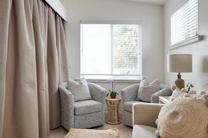 Suite, 1 habitación | Área de sala de estar | Televisión de pantalla plana y reproductor de DVD