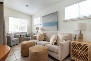 Suite, 1 habitación | Área de sala de estar | Televisión de pantalla plana y reproductor de DVD 