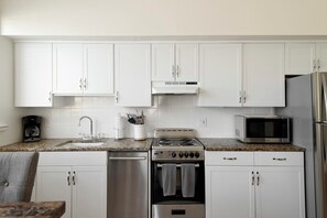 Suite, 2 habitaciones | Cocina privada | Refrigerador con congelador, microondas y parrilla de estufa
