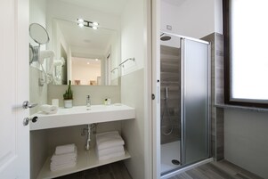 Artículos de tocador de diseñador, secador de pelo, bidet, toallas