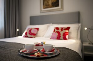 Premium bedding, down duvets, pillow-top beds, in-room safe - Monza City Rooms & Studios (Monza)