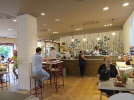 Daily continental breakfast (EUR 7 per person)