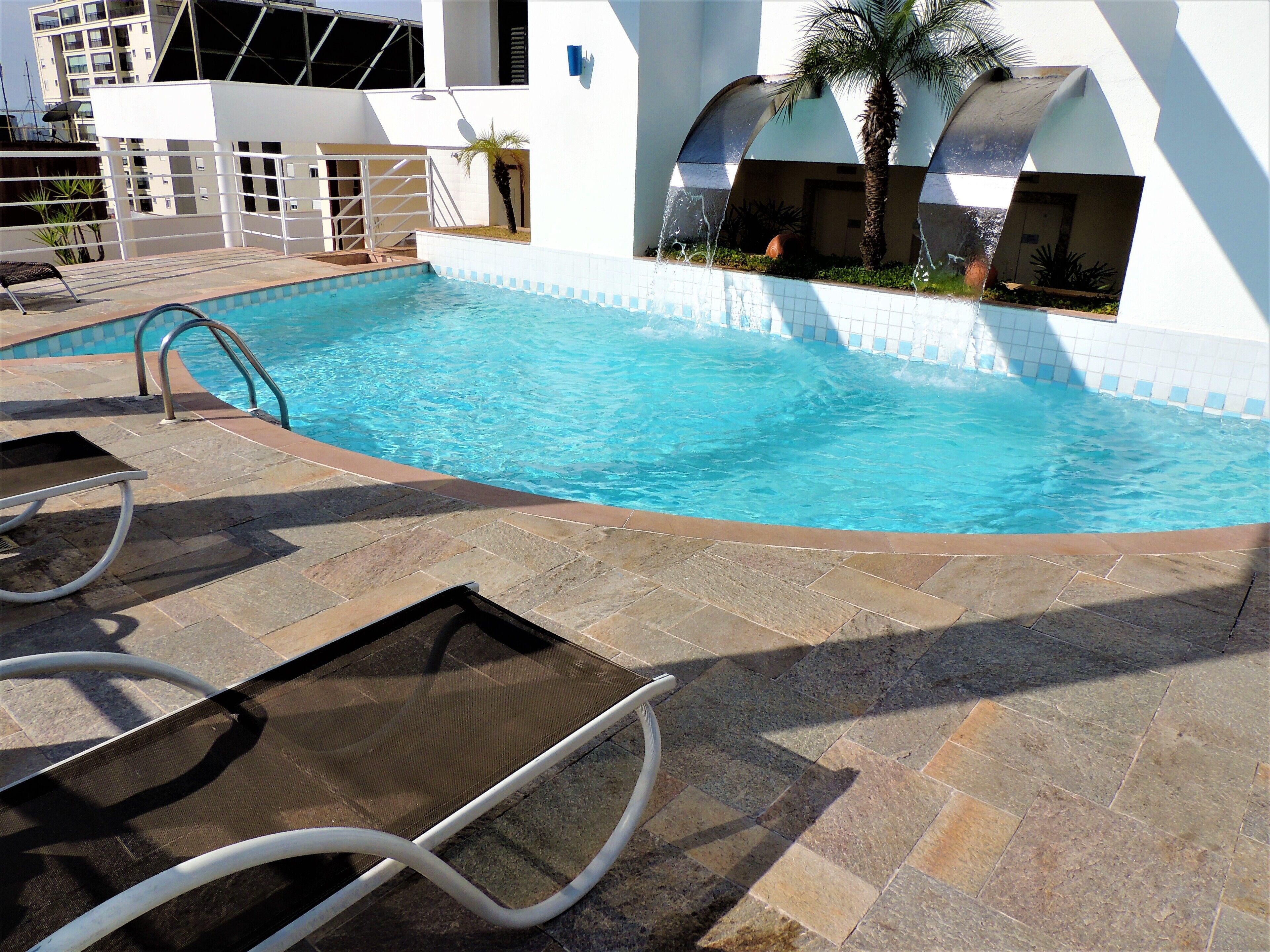 Piscina externa, espreguiçadeiras