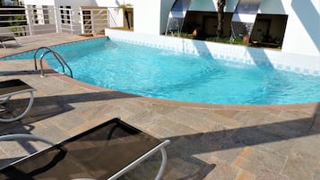 Piscina externa, espreguiçadeiras