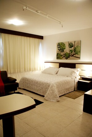 Minibar, caja fuerte, decoración individual y escritorio