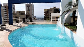 Kolam renang terbuka, kerusi lepak pantai