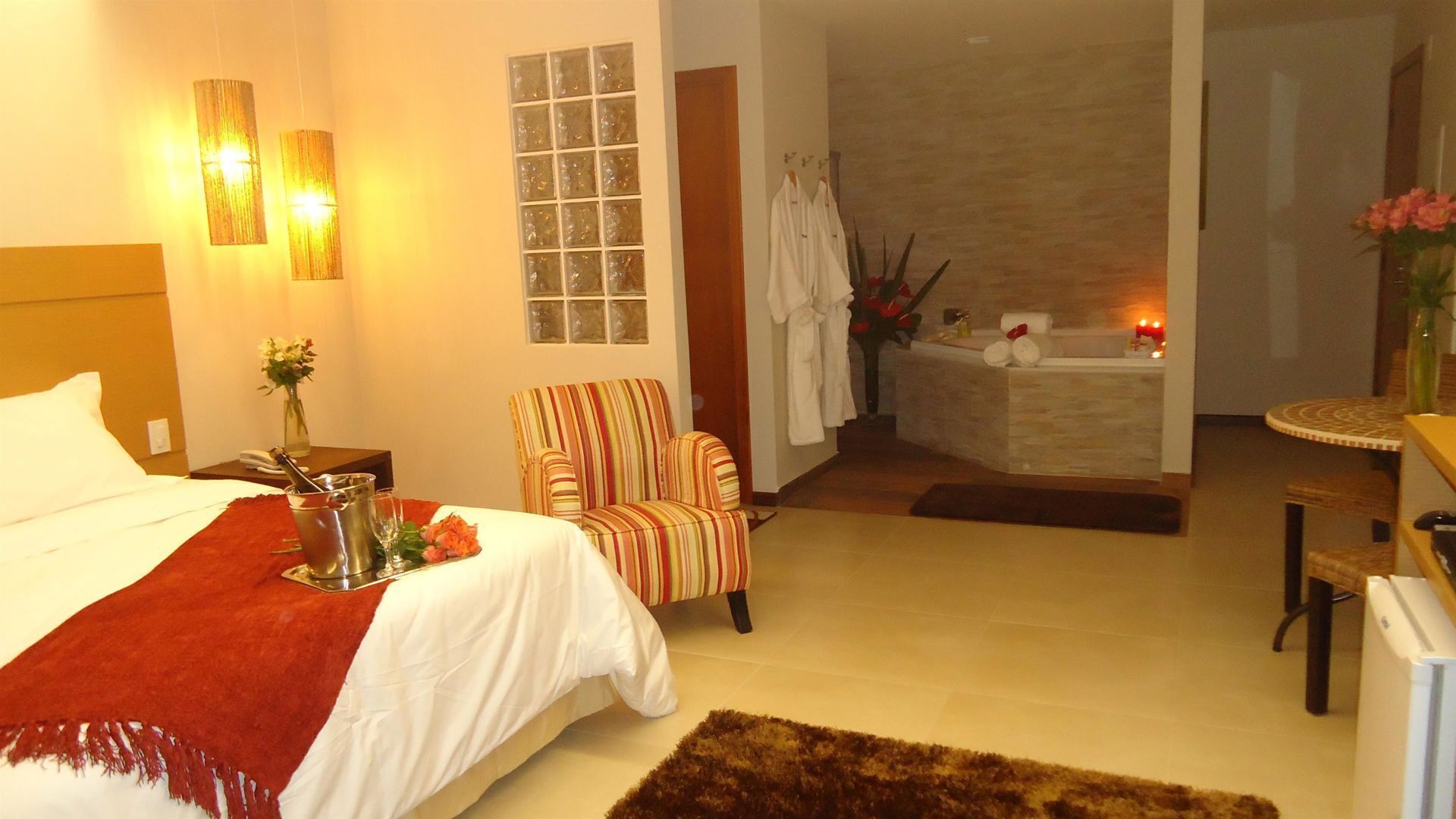 Minibar, coffre-fort pour ordinateur portable, décor unique, bureau