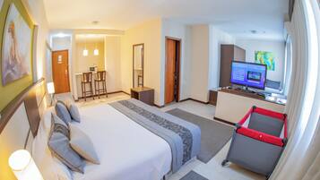 Bar mini, peti besi dalam bilik, dihias secara berasingan, meja