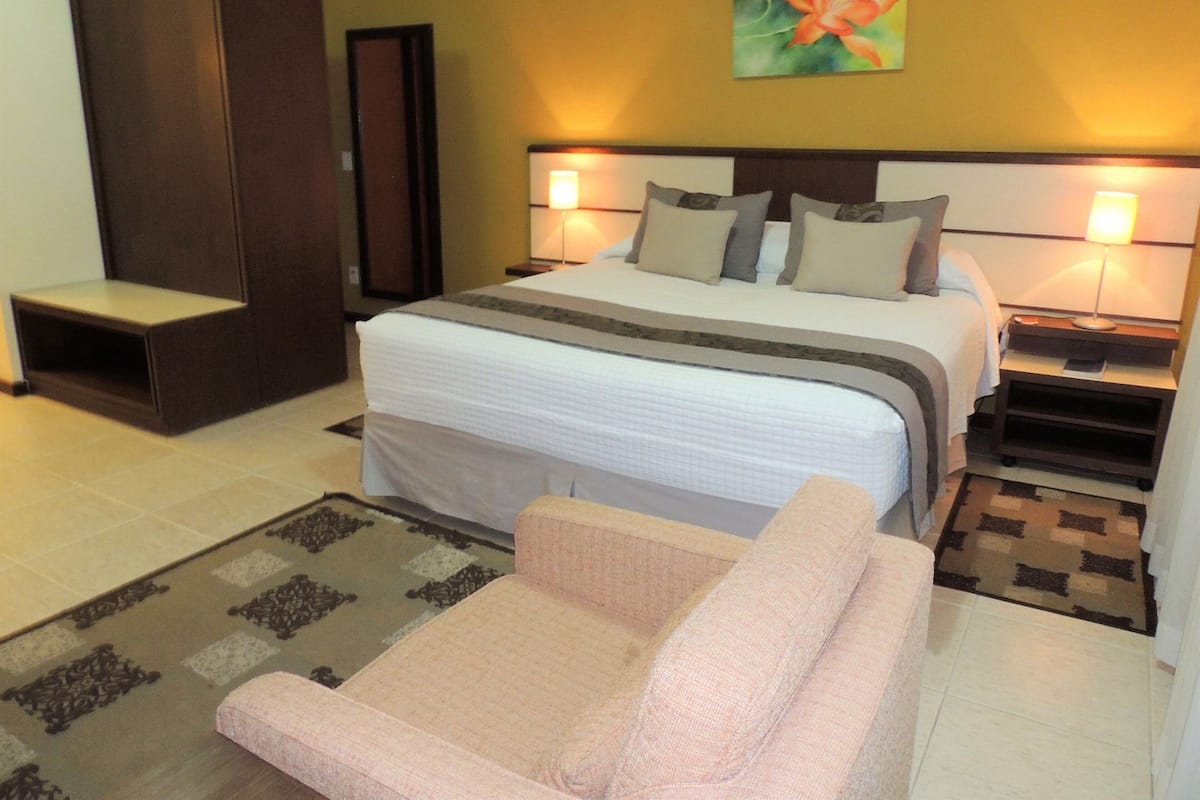 Minibar, coffre-fort pour ordinateur portable, décor unique, bureau