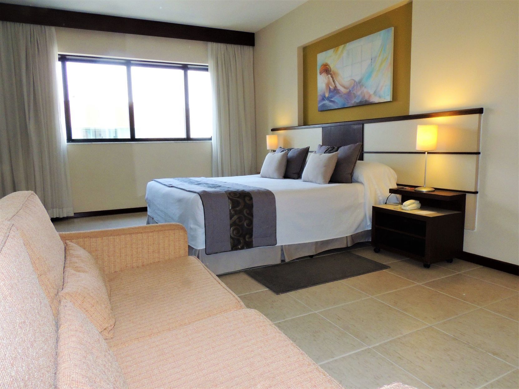 Minibar, coffre-fort pour ordinateur portable, décor unique, bureau