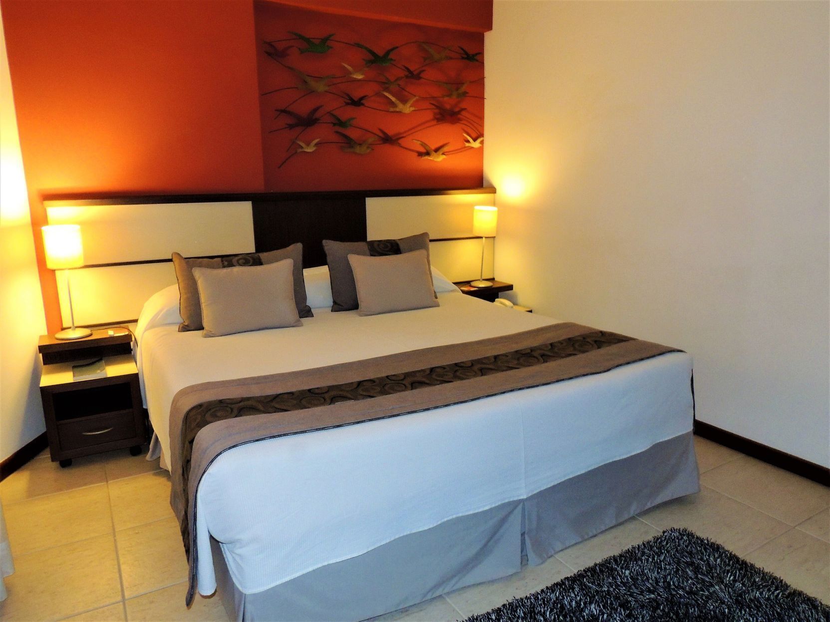 Minibar, coffre-fort pour ordinateur portable, décor unique, bureau