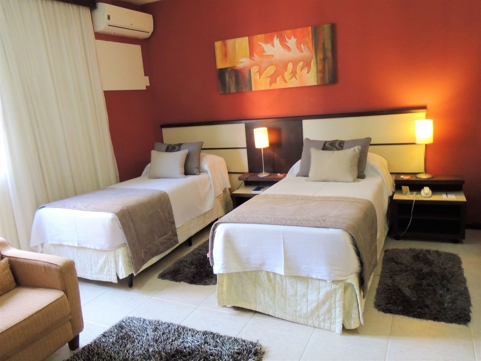 Minibar, coffre-fort pour ordinateur portable, décor unique, bureau