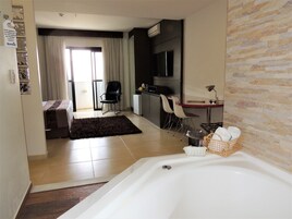 Suite com Sauna | Frigobar, cofres nos quartos, individualmente decorados, escrivaninha