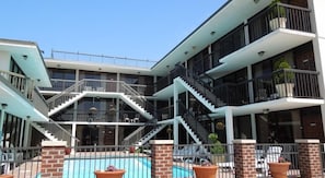 Piscina externa sazonal, espreguiçadeiras