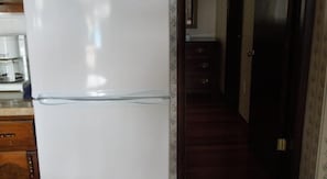 Geladeira, micro-ondas, cafeteira/chaleira