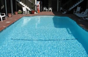 Piscina externa sazonal, espreguiçadeiras