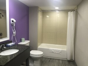 Combined shower/bathtub, hair dryer, towels - Alamar Resort Inn (Virginia Beach)