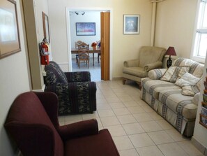 Living room - Bent Prop Inn & Hostel Downtown (Anchorage)