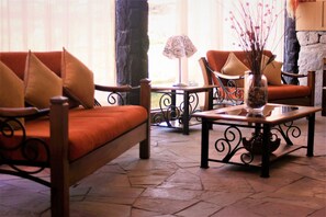 32 inci televisyen LCD dengan satelit, TV