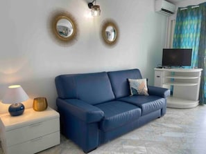 Unite 2 | Living area | Flat-screen TV
