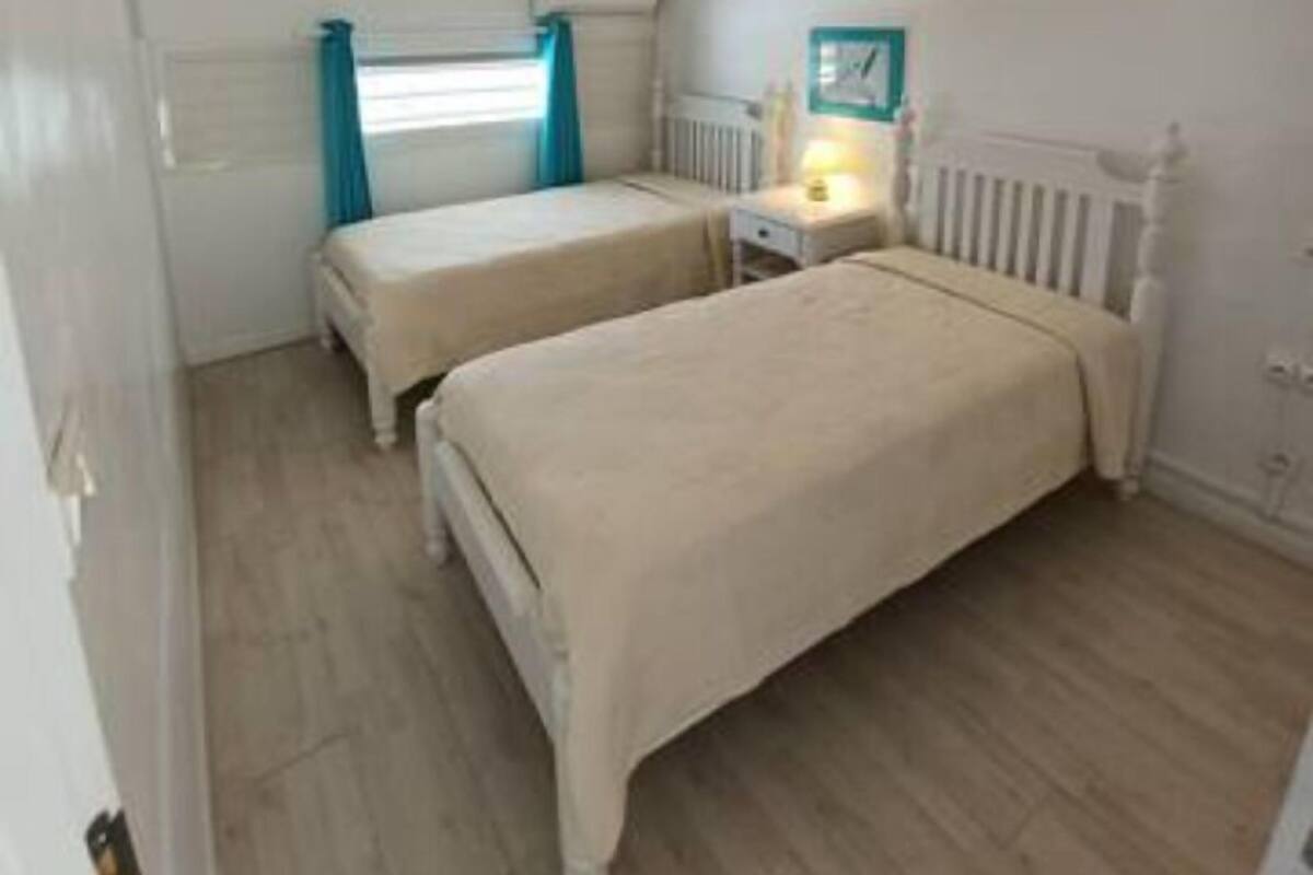 Unite 6 | 1 bedroom, in-room safe, individually decorated, desk