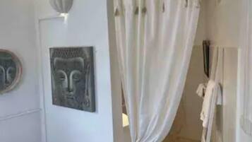 Unite 7 Bis | Bathroom | Shower, hydromassage showerhead, free toiletries, hair dryer