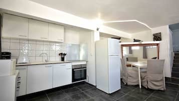 Unite 14 | Private kitchen | Fridge, microwave, oven, stovetop