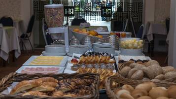 Café da manhã com buffet grátis todos os dias