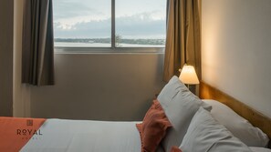 基础客房, 1 张大床 | 高档床上用品、办公桌、免费 WiFi、床单