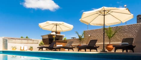 Piscine extérieure en saison