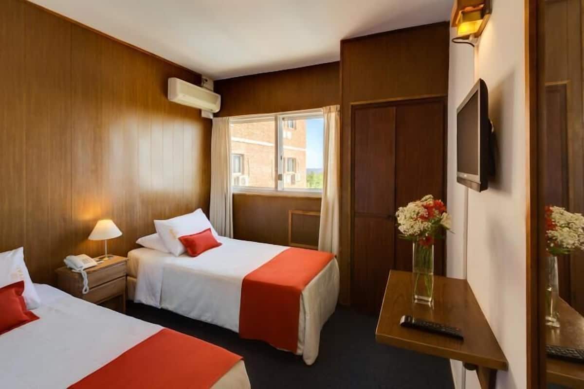 Luxe beddengoed, een bureau, gratis wifi, beddengoed