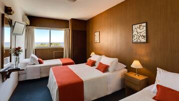 Quarto quádruplo família | Roupas de cama premium, escrivaninha, Wi-Fi de cortesia, roupa de cama