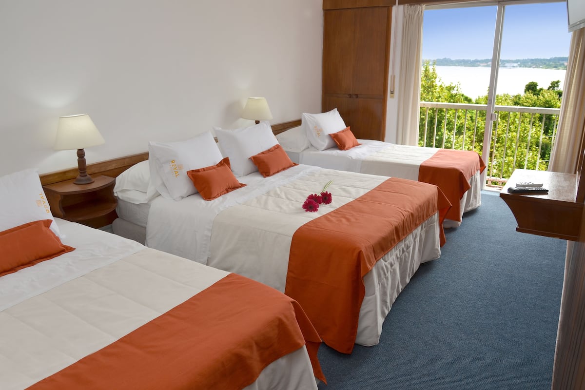 Familie vierpersoonskamer | Luxe beddengoed, een bureau, gratis wifi, beddengoed