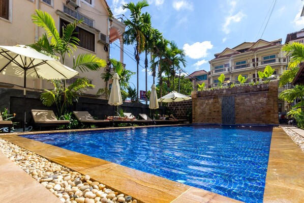 Outdoor pool, pool umbrellas, pool loungers - Popular Residence Villa (Siem Reap)
