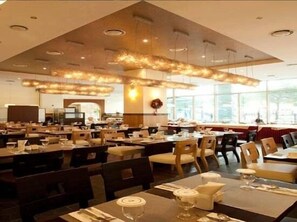 Daily buffet breakfast (KRW 15000 per person)