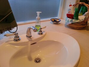 Leopard Suite | Salle de bain | Séchoir à cheveux, serviettes fournies