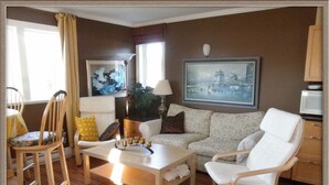 Penthouse Suite | Living room - Above The Inlet B&B and Vacation Rental (Sechelt)