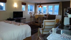 Penthouse Suite | Living area - Above The Inlet B&B and Vacation Rental (Sechelt)