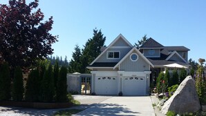 Exterior - Above The Inlet B&B and Vacation Rental (Sechelt)