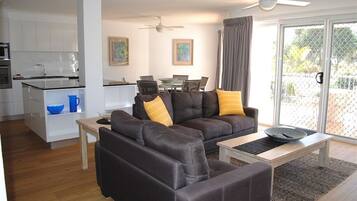 Apartment, 3 Bedrooms | Iron/ironing board, cots/infant beds, rollaway beds, free WiFi