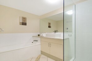 Bañera y ducha independientes y artículos de higiene personal gratuitos